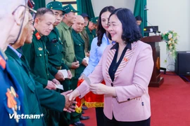 President of the Central Committee of the Vietnam Fatherland Front Bui Thi Minh Hoai presents gifts to war veterans from four communes of Phu Dong, Bat Trang, Gia Lam, and Thuan An in Hanoi. (Photo: VNA)