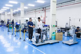 A production line assembling wafer transfer robots for the semiconductor industry at TAZMO Vietnam Co. Ltd. in Long Hau Industrial Park, Tay Ninh province (Photo: VNA)