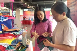 The domestic market, with over 100 million people, holds great potential for Vietnamese businesses. (Photo: VNA) 