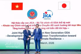 Deputy Minister of Finance Tran Quoc Phuong (left) and Japanese Ambassador to Vietnam Ito Naoki at the seminar (Photo: VNA)
