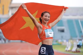 Nguyen Thi Oanh superbly secures a gold medal in the women’s 3,000m steeplechase at the 33rd SEA Games, adding to her titles in the 5,000m and 10,000m events. (Photo: VNA)