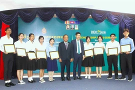 BIDC awards 25 full scholarships worth 200.000 USD in total to outstanding Cambodian students facing financial difficulties (Photo: VNA)
