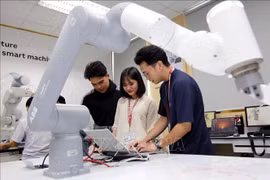 At a robotics lab in the Industrial University of HCM CIty (Photo: VNA)