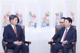 State President Luong Cuong (R) receives Kim Ghee-whan, President of the Korea Foundation (KF), on November 1. (Photo: VNA)
