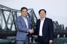 Deputy Prime Minister Ho Quoc Dung (R) and CEO of Switzerland-based FS Finance Suisse AG Roland Staub (Photo: VGP)