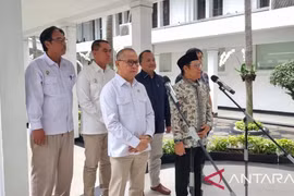 Indonesian Minister for the Protection of Migrant Workers Mukhtarudin and Coordinating Minister for Community Empowerment Abdul Muhaimin Iskandar hold a press conference in Jakarta on February 24. (Photo: ANTARA)
