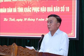 Politburo member and permanent member of the Party Central Committee’s Secretariat Tran Cam Tu at a working session with Ha Tinh leaders on storm recovery efforts. (Photo: VNA)