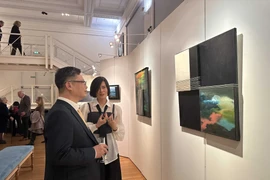 Ambassador of Vietnam to France Trinh Duc Hai and French-Vietnamese painter Lien Pham at the exhibition. (Photo: VNA)
