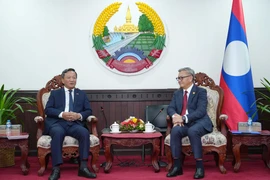 Lao Foreign Minister Thongsavanh Phomvihane (right) hosts a reception for Vietnamese Ambassador to Laos Nguyen Minh Tam on October 9 (Photo: VNA)