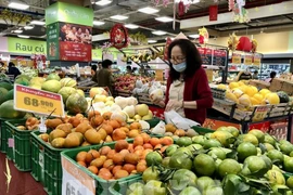 Domestically grown fruits are sold at a retail outlet. (Photo: VNA)