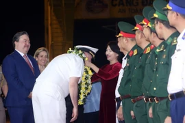 US officers and sailors are greeted with flowers (Photo: VNA)