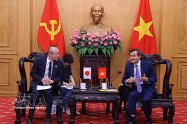 Politburo member and Director of the Ho Chi Minh National Academy of Politics (HCMA) Assoc. Prof. Dr. Doan Minh Huan (right) and Chief Representative of the Japan International Cooperation Agency (JICA) in Vietnam Kobayashi Yosuke at their meeting on May 7. (Photo: VNA)