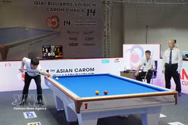 Men’s three-cushion carom defending champion Cho Myung Woo of the Republic of Korea (left) competes against Yoneyama Satoru of Japan in Group A at the 14th Asian Carom Championship. (Photo: VNA)