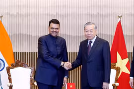 General Secretary of the Communist Party of Vietnam Central Committee and State President To Lam (right) receives Devendra Fadnavis, Chief Minister of Maharashtra state of India, in Mumbai on May 7. (Photo: VNA)