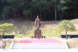 The statue of Vietnam's King Ly Thai To ( (974 - 1028) in Bonghwa county (Photo: VNA)