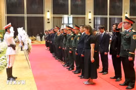 A delegation comprising representatives from the Embassy of Vietnam, affiliated agencies, and the Vietnamese community in Laos pays homage to Khamtay Siphandone, former President of the Lao People’s Revolutionary Party (LPRP) and former President of Laos. (Photo: VNA)