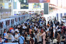 People queue to check in at the Noi Bai International Airport in Hanoi. (Photo: VNA)