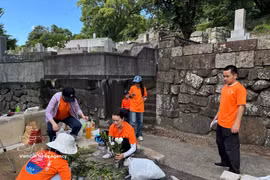 Volunteers clean up the grave of Princess Ngoc Hoa (Photo: VNA)