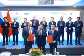 Prime Minister Le Minh Hung witnesses the handover of the investment certificate for the PSC of Blocks 01/17 and 02/17 on Vietnam’s continental shelf between Petrovietnam and Russia’s Zarubezhneft Group. (Photo: VNA)