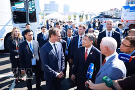 Prime Minister Le Minh Hung on June 17 morning (local time) visits the "Made in Tatarstan" exhibition in Kazan, the capital of Russia's Republic of Tatarstan. (Photo: VNA)