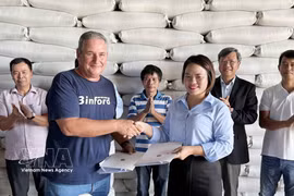 Nguyen Thi Thom, Director of Agri VMA (right), and Michel Ballate Camejo, General Director of Los Palacios agro-industrial company, sign the rice delivery contract. (Photo: VNA)