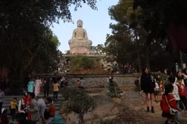 Tourists visit Phat Tich Pagoda in Bac Ninh Province. (Photo: VNA)