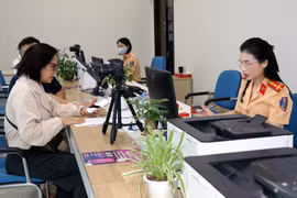 Processing administrative requests at the Public Service Centre of Quang Ninh province. (Photo: VNA)