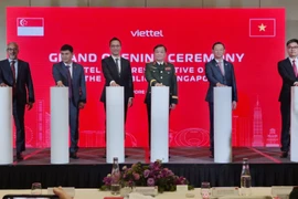 Vietnamese Deputy Minister of National Defence Sen. Lieut. Gen. Hoang Xuan Chien (third, right) and delegates launch Viettel’s representative office in Singapore. (Photo: VNA)