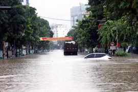 Many vehicles stalled in a flooded street in Thai Nguyen province. (Photo: VNA)