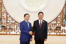 Deputy Prime Minister Tran Hong Ha (L) and Governor of Yunnan province Wang Yubo (Photo: VNA)