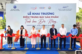 Chairman of Da Nang city People's Committee Nguyen Manh Hung and delegates at the opening ceremony of the product showcase space at the International Passenger Terminal of Da Nang International Airport. (Photo: VNA)