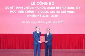 Tran Cam Tu (R), Politburo member, permanent member of the Party Central Committee’s Secretariat, and Secretary of the Party Committee of Central Party Agencies, on February 2 presents a decision of the Standing Board of the Party Committee of the Central Party Agencies appointing Doan Minh Huan, Politburo member, Standing Deputy Secretary and Director of the Ho Chi Minh National Academy of Politics, as Secretary of the Academy’s Party Committee. (Photo: VNA)