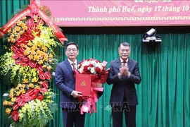 Politburo member, Secretary of the Party Central Committee, and Chairman of its Organisation Commission Le Minh Hung (R) hands overs the decision to Nguyen Dinh Trung at a ceremony on October 17, 2025 (Photo: VNA)