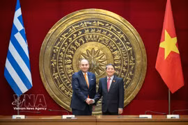 National Assembly (NA) Vice Chairman Nguyen Duc Hai (R) meets with First Vice President of the Hellenic Parliament Ioannis Plakiotakis in Hanoi on March 2 (Photo: VNA)