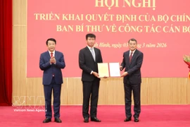 Le Minh Hung, Politburo member, Secreary of the Party Central Committee and Chairman of the committee's Organisation Commission (R) presents the appointment decision to Tran Huy Tuan. (Photo: VNA)