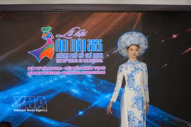 An ao dai showcase provided a striking highlight at the morning event on March 3. (Photo: VNA)