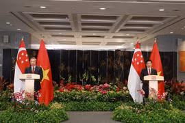 During his official visit to Singapore, Party General Secretary To Lam and Singaporean Prime Minister and Secretary-General of the People’s Action Party (PAP) Lawrence Wong announce the elevation of bilateral relations to a Comprehensive Strategic Partnership at a press meeting following their talks on March 12, 2025. (Photo: VNA)