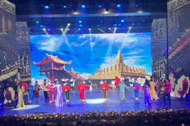 Vietnamese and Lao artists present performances honouring the great friendship, special solidarity, and comprehensive cooperation between the two countries (Photo: VNA)