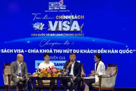Representatives of management agencies and tourism promotion units participate in the discussion at the seminar. (Photo: VNA)