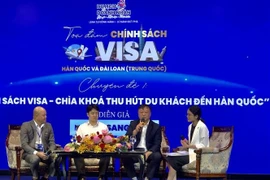 Representatives of management agencies and tourism promotion units participate in the discussion at the seminar. (Photo: VNA)