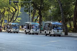 Electric vehicles are used to serve tourists in Hanoi. (Photo: VNA)