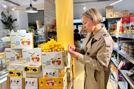 A French customer is tasting Vietnamese lychee. (Photo: VNA)