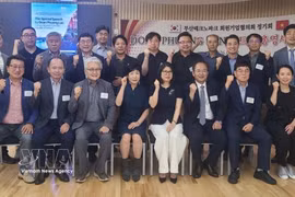 Participants pose for a group photo at the roundtable held by the Vietnamese Consulate General in Busan (Photo: VNA)