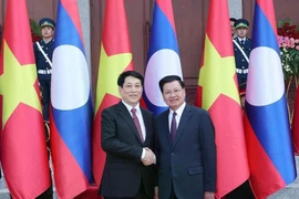 Vietnamese State President Luong Cuong (left) meets with General Secretary of the Lao People's Revolutionary Party Central Committee and President of Laos Thongloun Sisoulith in Vientiane on April 24. (Photo: VNA)