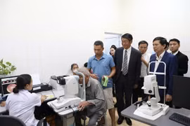 Japanese Ambassador to Vietnam Ito Naoki and delegates visit the outpatient clinic at Ha Nam Eye Hospital. (Photo courtesy of Japan Embassy). 