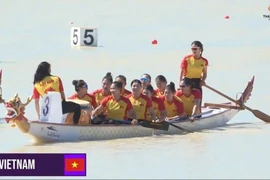 The Vietnamese women's dragon boat team win the gold medal in the 10-person 200m race at the 33rd SEA Games (Photo: The thao Viet Nam)