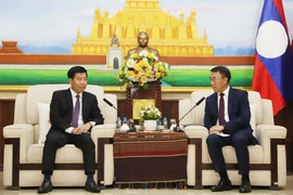 Acting Head of the Lao People's Revolutionary Party Central Committee (LPRPCC) Commission for External Relations Bounlua Phandanouvong receives Vietnamese Deputy Minister of Foreign Affairs Nguyen Manh Cuong (L) (Photo: VNA)