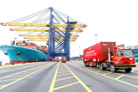 Loading export goods at Hateco International Container Terminal in Hai Phong. (Photo: hanoimoi.vn)