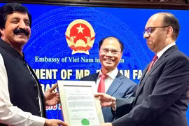 Vietnamese Ambassador to Pakistan Pham Anh Tuan (middle) presents the decision to appoint Rizwan Fareed (right) as Honorary Consul in Lahore under the witness of Punjab Governor Sardar Saleem Haider Khan (Source: Vietnamese Embassy in Pakistan)