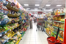 A consumer shops at a GO! supermarket in Tan My ward, Ho Chi Minh City. (Photo: VNA)